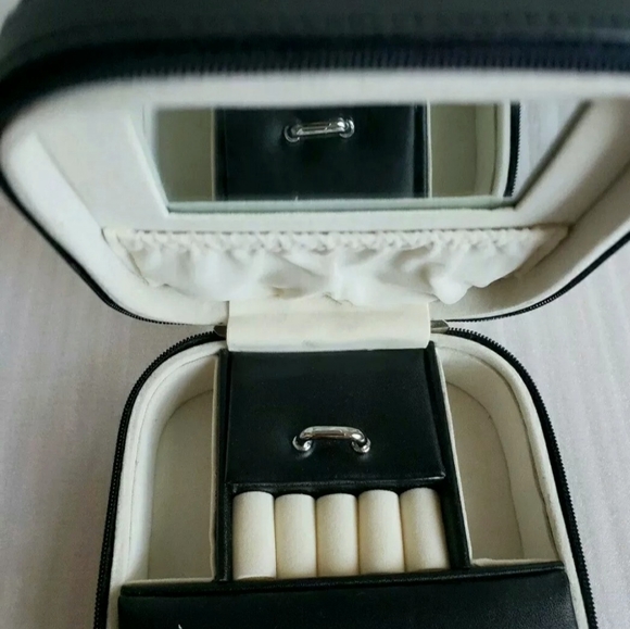 Annaleece Jewelry Box, Jet Setter, Black Number 3105. - Picture 3 of 8